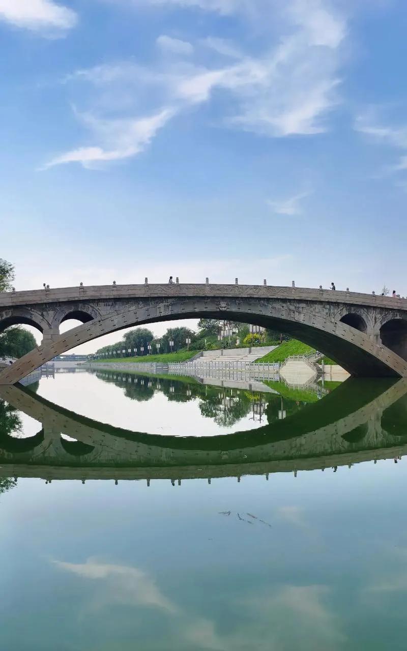 你知道中国现存最古老、跨度最大的单孔石拱桥在哪里吗？没错，它就在河北省赵县，这座
