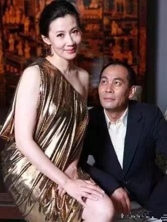当年，张光北和陈炜筹备婚礼，到西单商场买项链，刚好老板是同学李成儒，张光北发现钱