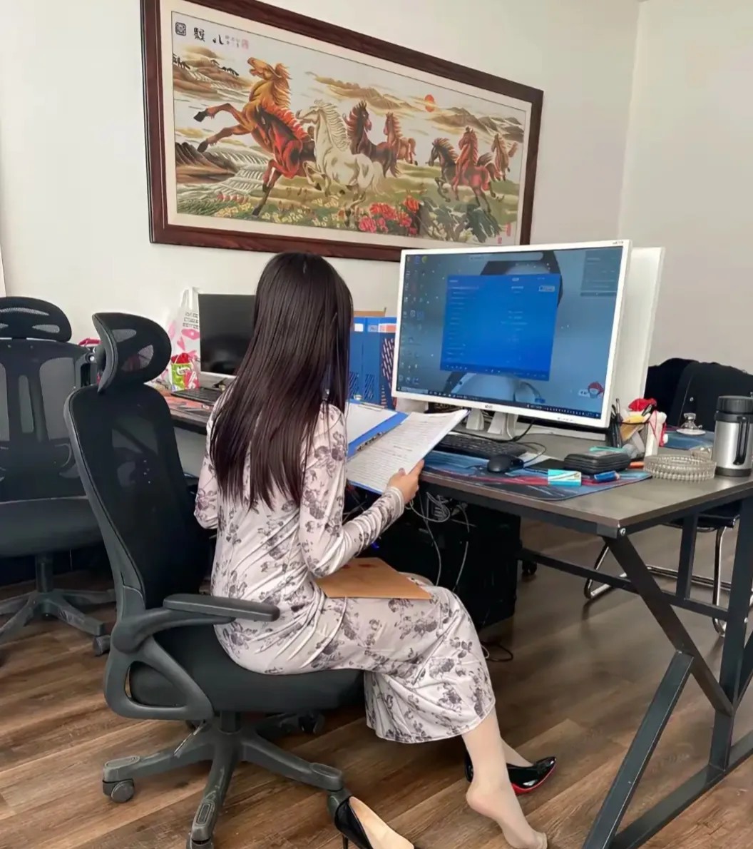 公司来了新同事离异带一孩子，喜欢上了她家里不同意咋办