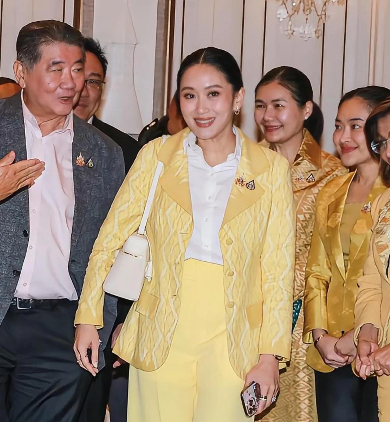 佩通坦真幸福，父亲他信，昨晚陪佩通坦出席政府晚宴！
据媒体报道，众议院会议开幕式