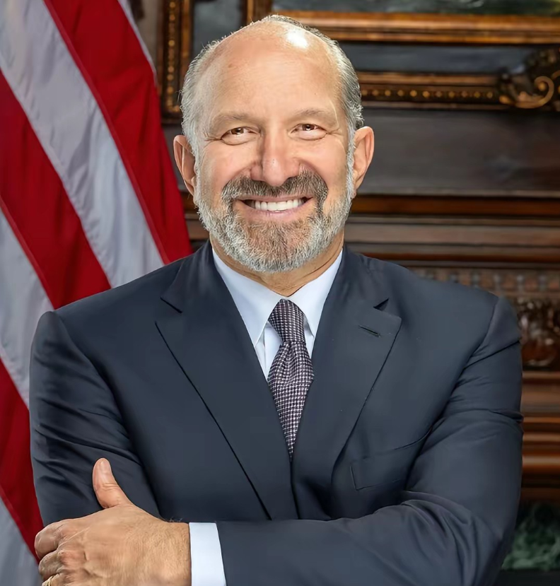 美国商务部长一句“四流”芯片的轻蔑，本想羞辱中国，却意外撕开了，美国科技霸权的“