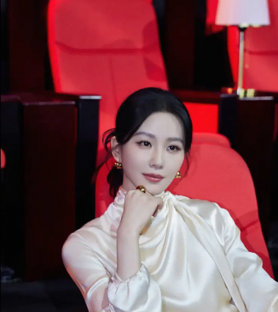 刘诗诗着绸缎长裙现身活动 单手托腮气质非凡