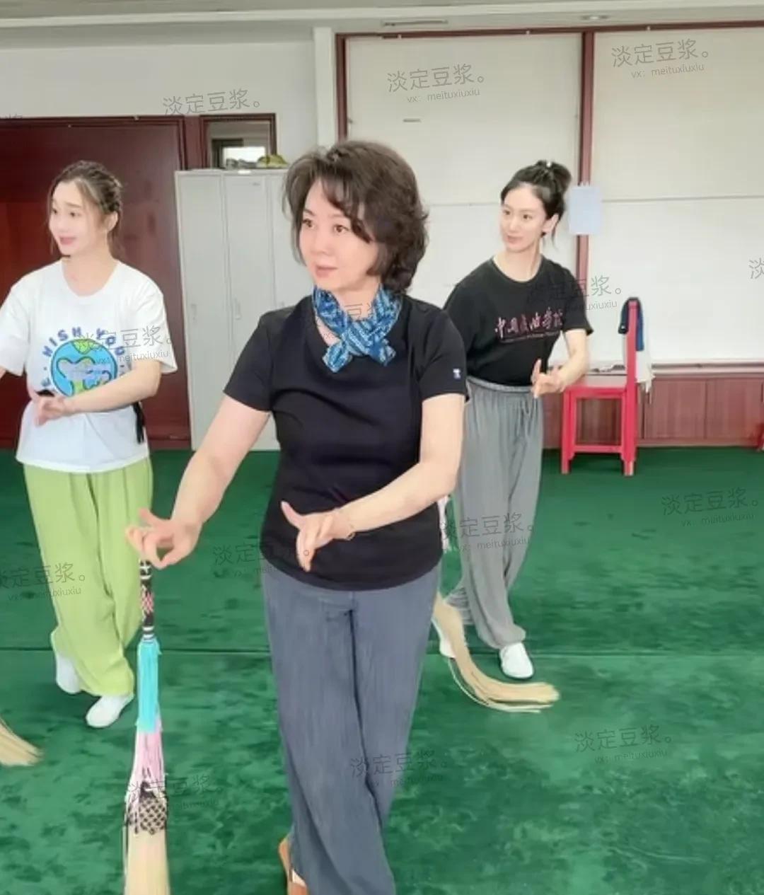 总感觉京剧演员李胜素和演员朱琳气质很像。
看她一丝不苟的在教学生，看视频中她一个