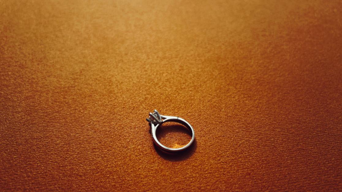 鹿晗关晓彤三年情断？戒指消失背后的真相让人心碎