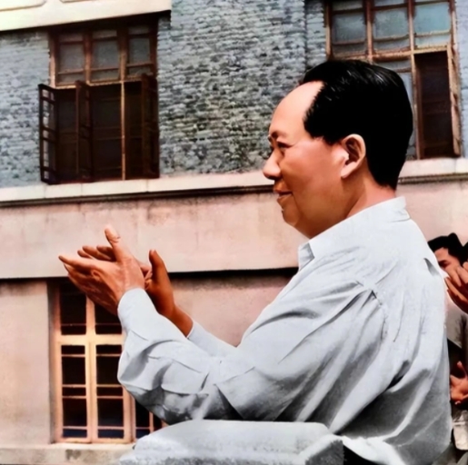 1949年9月30日，毛以575票当选主席，距离“满票”缺了一票，毛主席表示：“