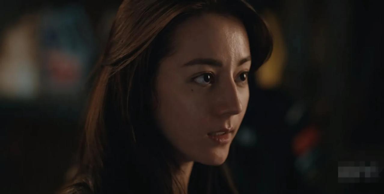迪丽热巴的新剧《利剑玫瑰》开播啦！
她在剧中饰演的是打拐警察邓妍，一出场就被人贩