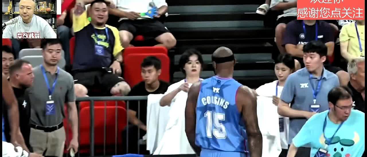 杜锋勃然大怒，不满张文逸最后防三分犯规，广东全运队对阵美国野猴队，最后5秒，广东