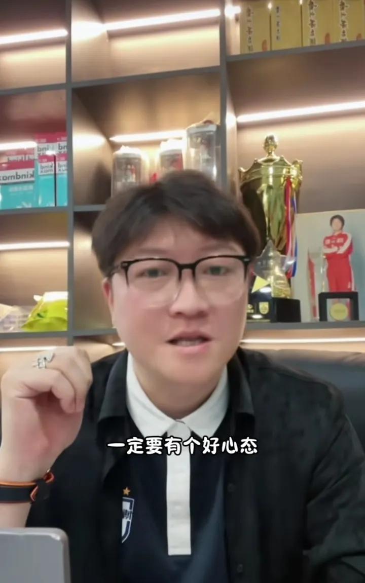 前国脚赵鹏呼吁球迷别骂了，放平心态，因为从身价上看中国队就是该处于这个位置，你骂