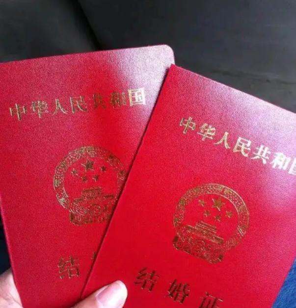 “网友比专家靠谱多了！”有网友建议：“将结婚证和离婚证合二为一，改为《婚姻证》。