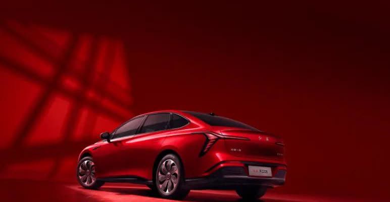 中国打响了停售燃油车的第一枪：
比亚迪：2023 年已经停产燃油车！ 
长安