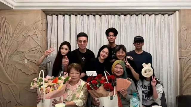 S家族首次在许家过母亲节，S妈晒全家福，具俊晔瘦脱相，小S憔悴