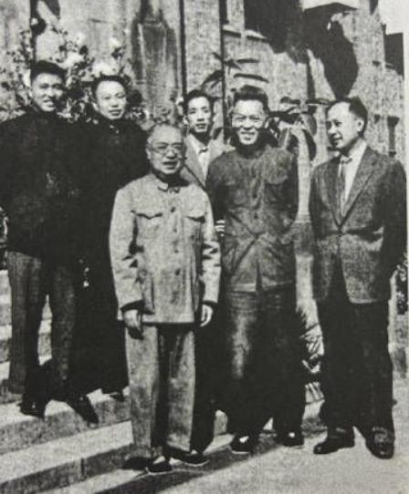 1955年10月，钱学森（右一）回国之初在中国科学院上海办事处参观访问，收到最热