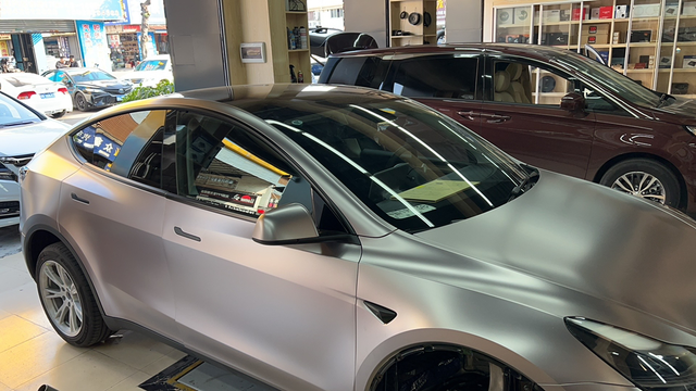 改色贴膜加轮毂盖烤漆
提车第八天，改色膜贴了一个电光战斗灰，防爆膜3M，做了一个