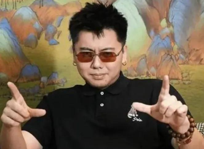 原以为《八方来财》爆火，原唱揽佬能赚得盆满钵满，甚至网传收益过亿。但当他回应后，