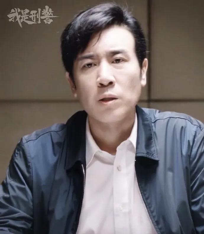54岁于和伟高铁站“抽烟小插曲”，网友趣评：像在cos李乃文
在娱乐圈，54岁的