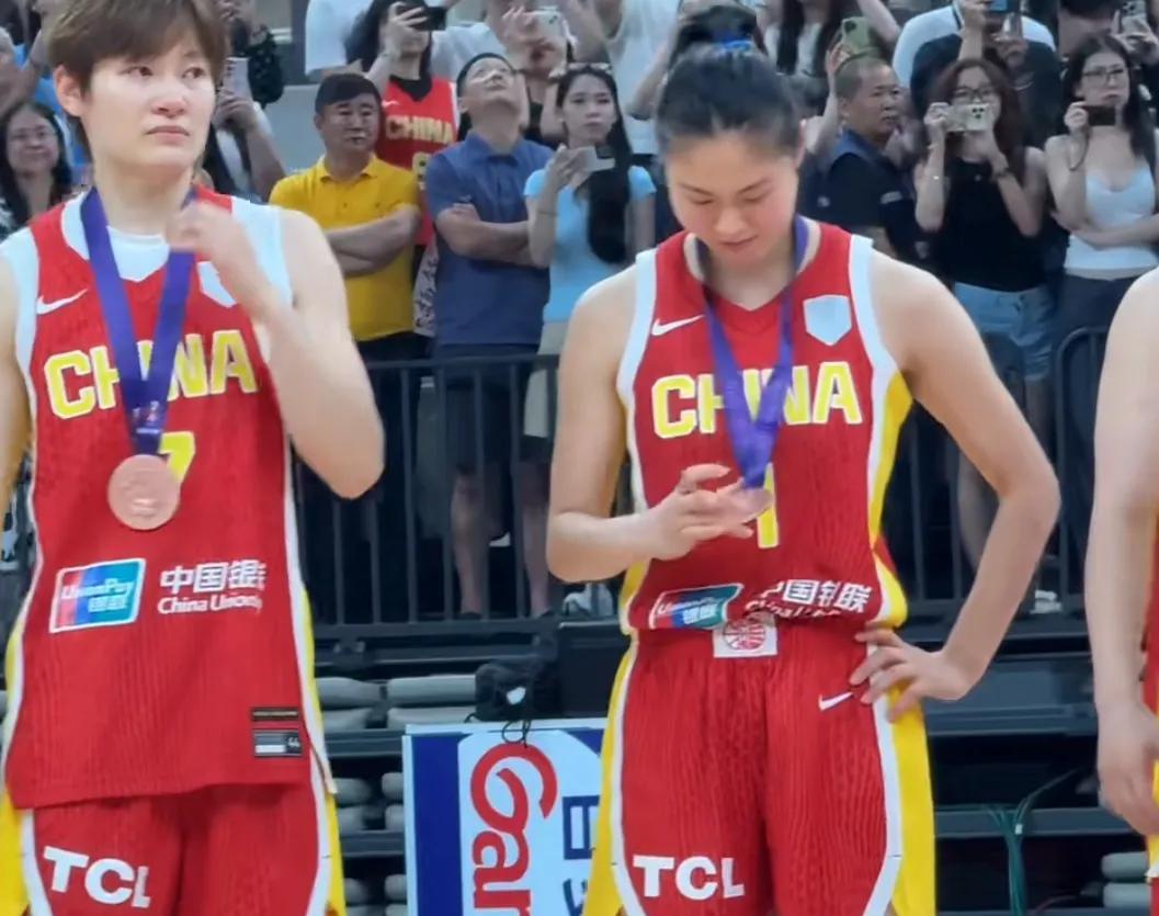 这次女篮亚洲杯比赛，中国女篮夺得第三名，赛后宫鲁鸣指导说，这次亚洲杯是小考，给出
