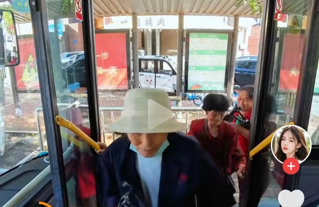 公交公司也要赚钱。
一辆车全是老年卡，这样肯定不行。
其实老年人最需要的是养老服
