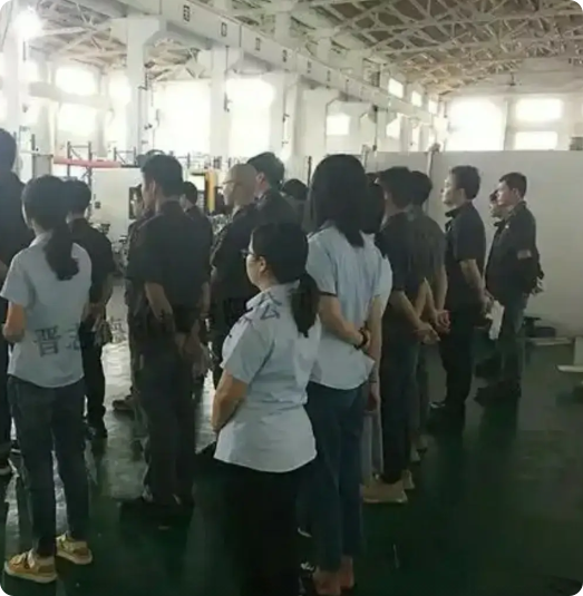 昨天早上，老板给我们开早会是这样说的：
“如果谁觉得外面公司的工资比我这里高，不