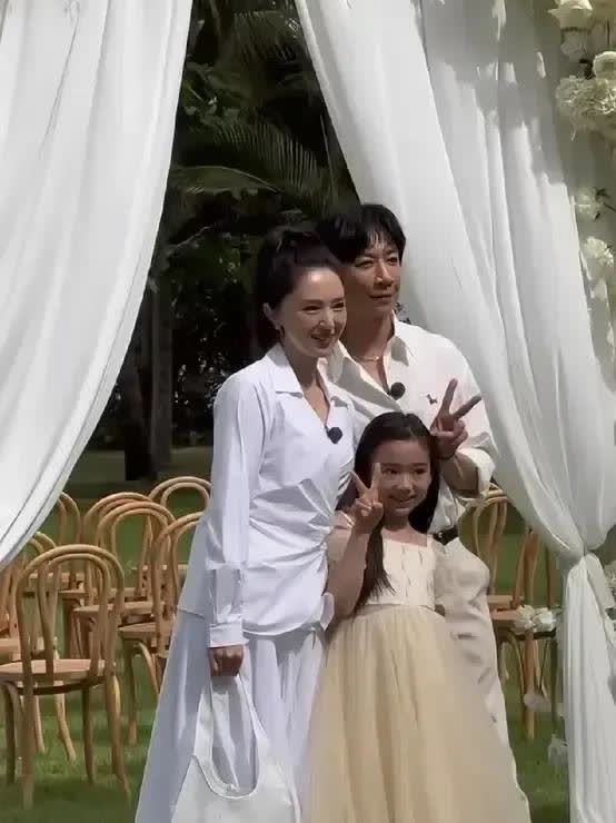说句实话董璇今年虚岁已经47岁了，她再婚后如果不生孩子真的难以到白头了！


