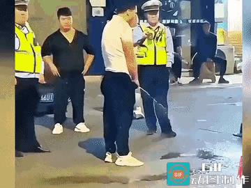 “这是人才”！男子酒驾被交警查到，交警要带他回交警队，他说要尿尿，没想到就在他提