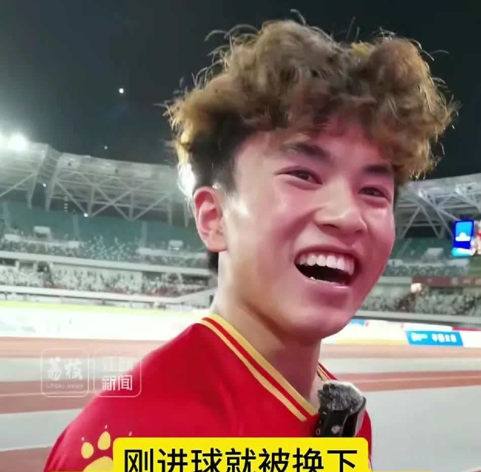 昨天苏州4-0镇江的比赛
开始还不明白为什么寇程刚进球就把他换下来，一没受伤，