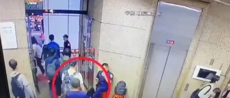 昨天民众党在民进党中央党部楼下举行反罢免造势活动结束后，有民众党支持者搭乘电梯上