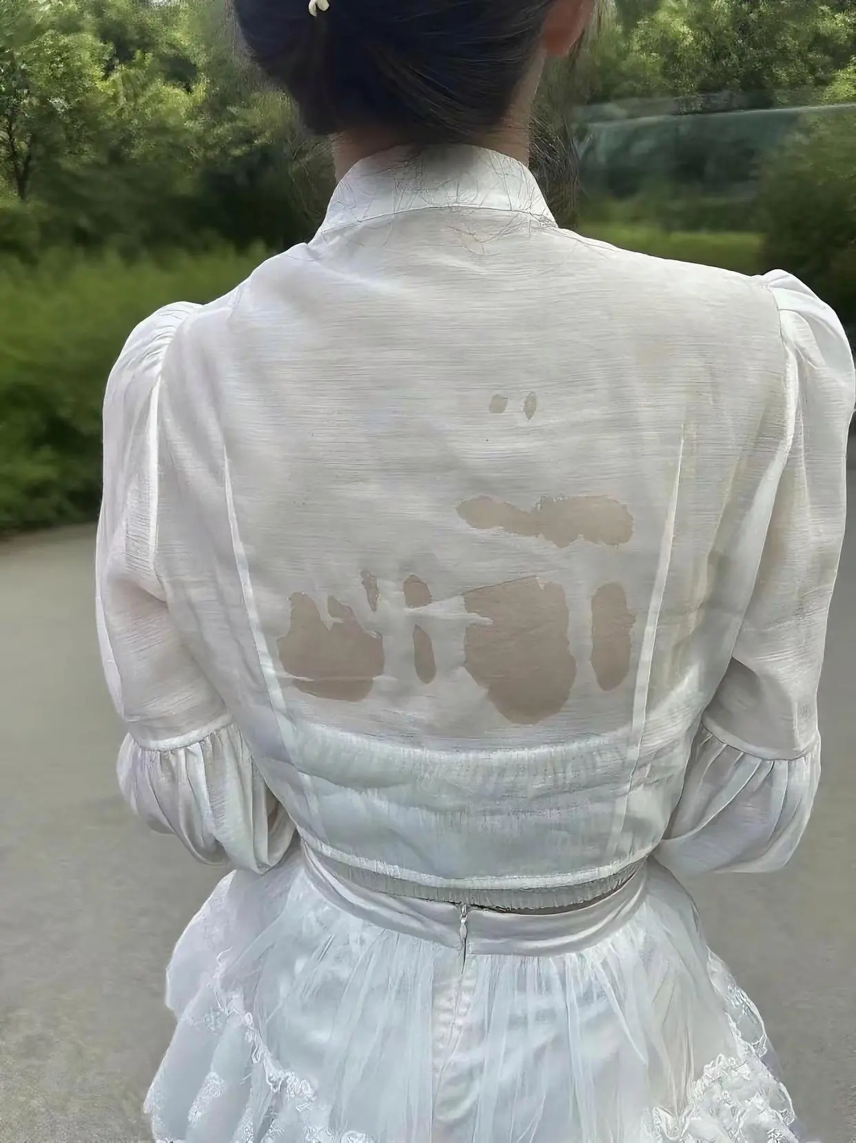 妹妹就出了一趟门的结果。
