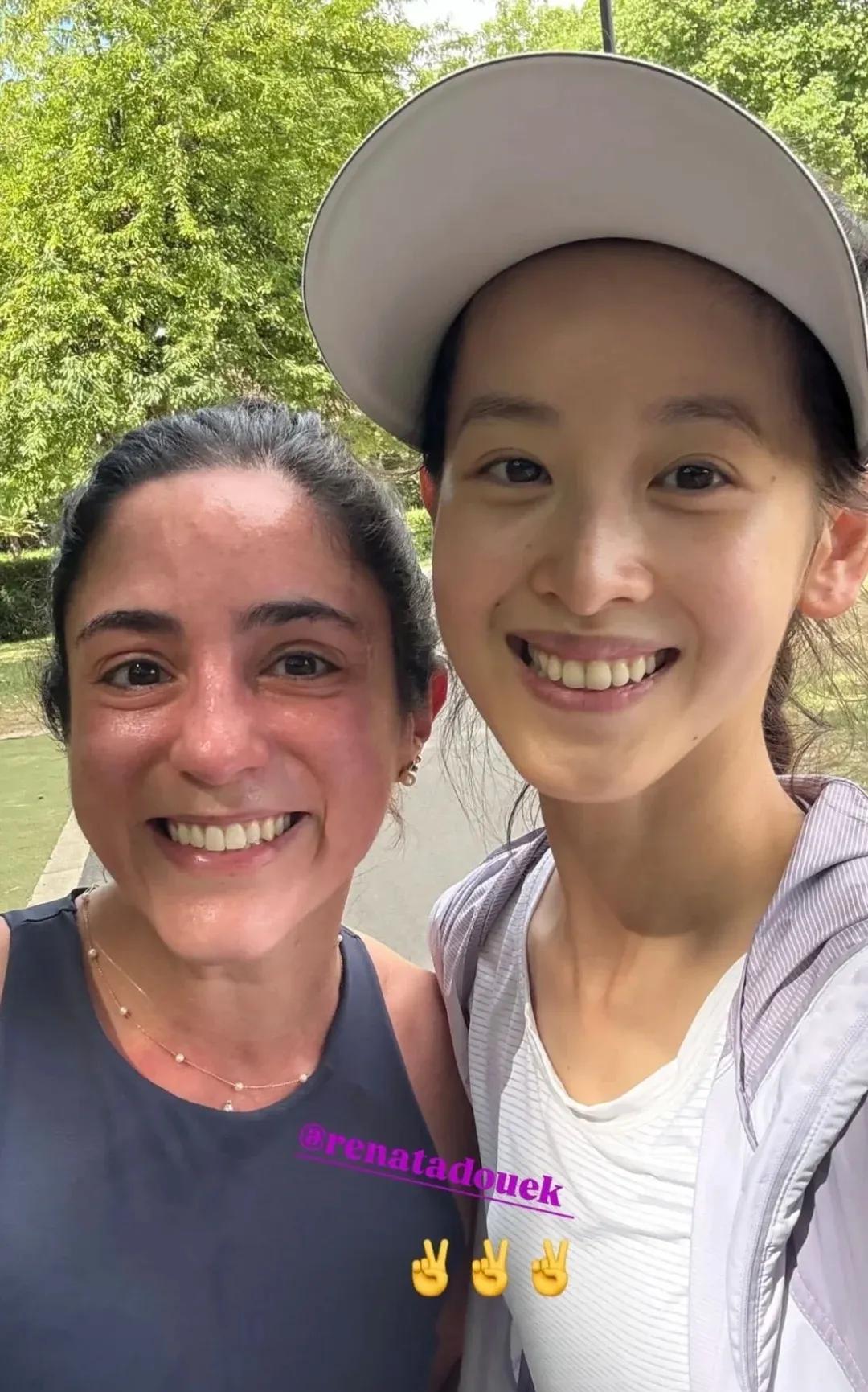 真正的大美女
压根不懂打扮
不懂拍照找角度
不懂p图，
比如奶茶
比如刘亦菲。