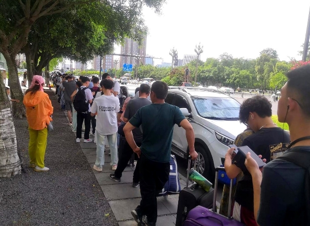 现在是5月5日下午接近五点，成都新都区排起了很长很长的等待上摆渡车去德阳的队伍。