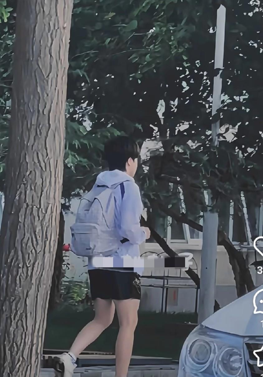 王楚钦背着背包去训练了。
前两天王楚钦背着双肩包时，拉链没有拉上，孩子上网肯定看