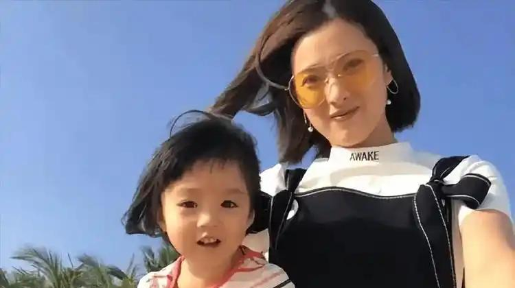 她大器晚成，错过靳东后，嫁给父亲看中的人，如今被婆家宠成宝