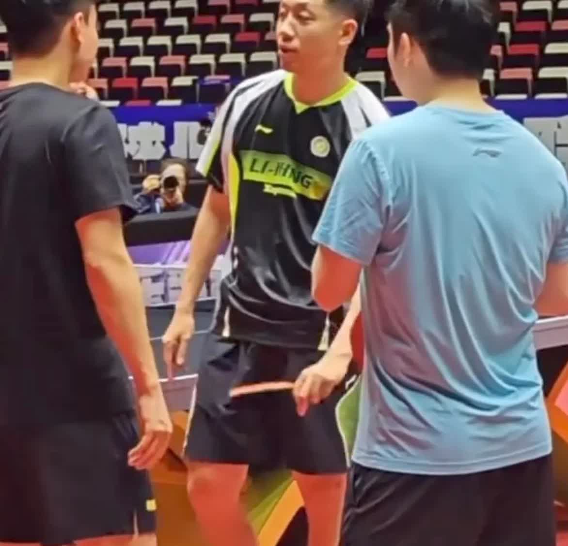 谁还敢替他俩绝交！
樊振东与王楚钦在乒超训练场见面，二人远远看见后，碰面握手，