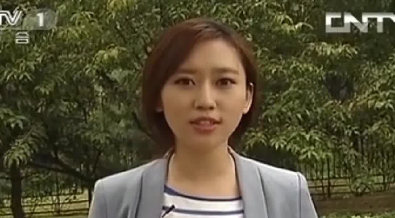 作为现在新闻联播的当家主播，别看她现在对于工作的处理或是颜值上已经相当成熟老练了