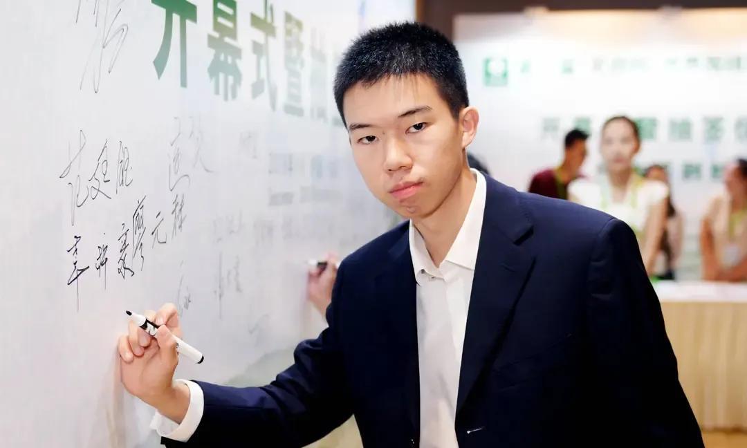 卞相壹被恶霸淘汰！
韩国“0胜冠军”卞相壹输棋了，输得非常可惜，烂柯杯上被“恶霸