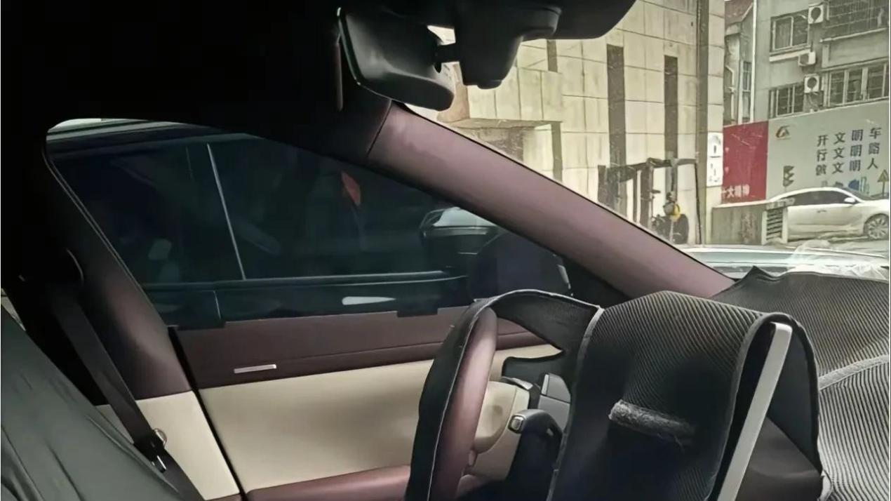 小米YU7：翻转屏被砍、续航缩水，理想L系的影子能否拯救销量？