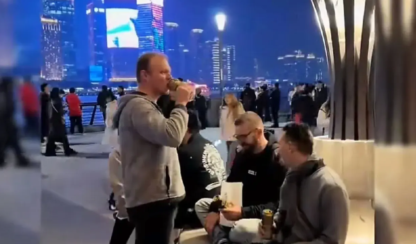 到底谁才是真正的自由国家啊！

近日看到一个视频，一个美国年轻网红对着镜头大声的
