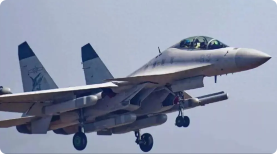 如果歼16D电子战机碰上美国的EA-18G，哪个能取胜呢？说句实话吧，EA-18