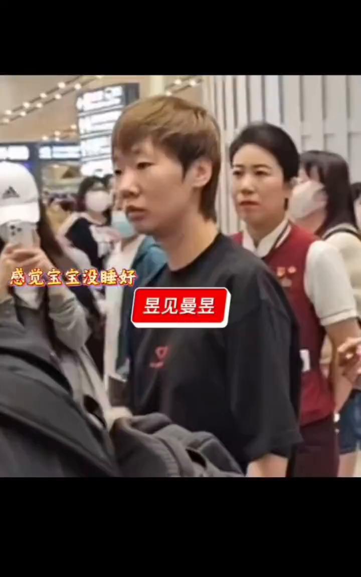感觉宝宝没睡好。
昱见曼昱。
曼昱起落平安，征本绝儿。曼日，显非。