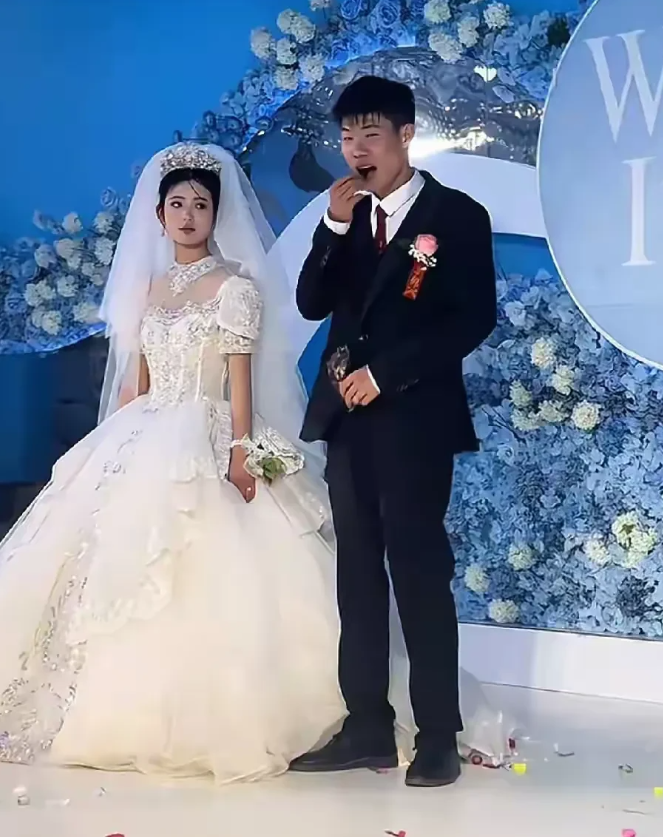 “可惜这新娘了”，一对新人的结婚现场，新郎竟在众目睽睽之下的典礼台上，从西装口袋
