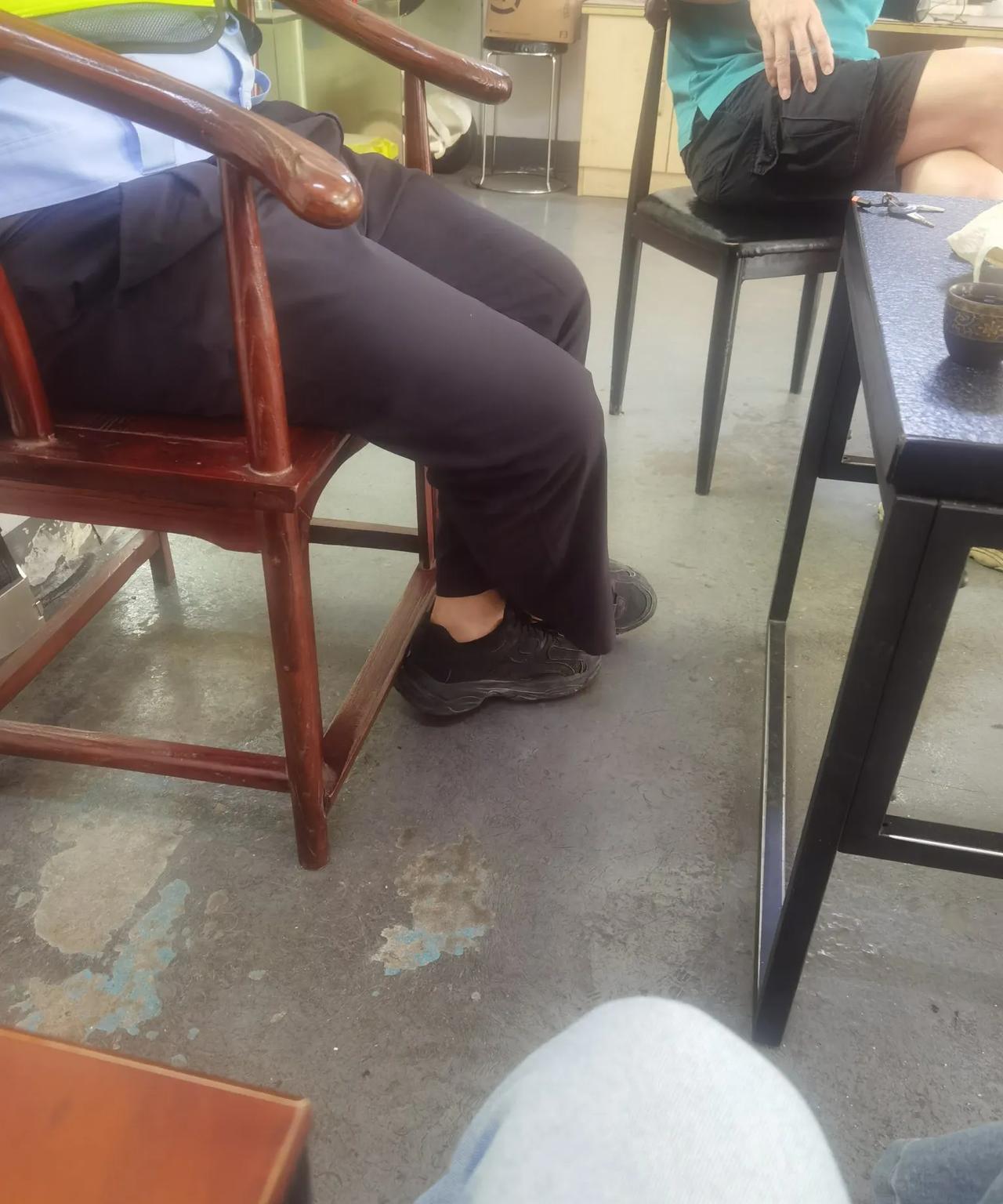 你们敢相信吗？那些保护民众安全的*:*上班时间竟然躲在修车店的办公室悠哉悠哉的吹