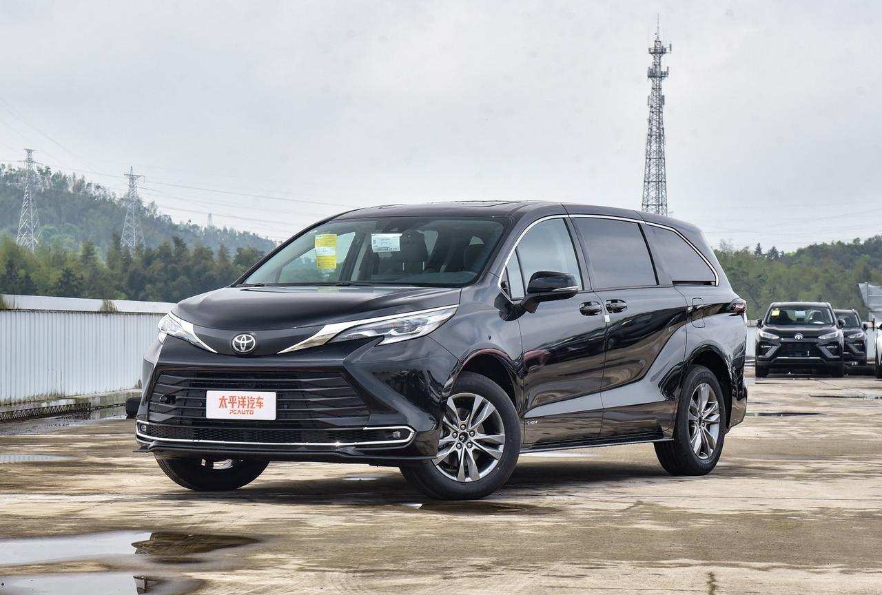 丰田赛那2026款上市，起售价直接干到32.48万元！比老款入门价涨了足足2.5