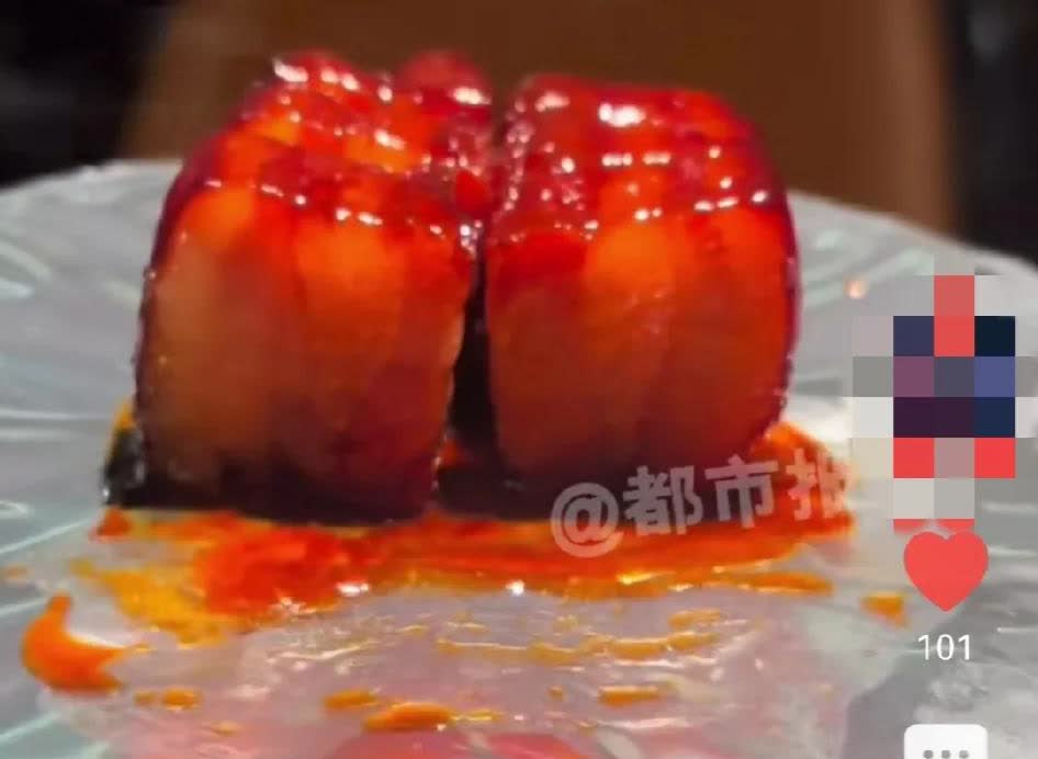 饭店也有“美颜滤镜”。

有一女子在饭店吃饭，不经意间发现了一个小秘密，这个