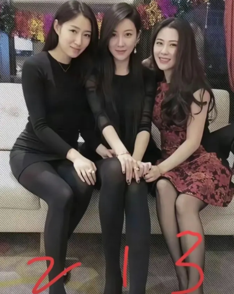 这是母女三人，谁能看出哪个是妈妈