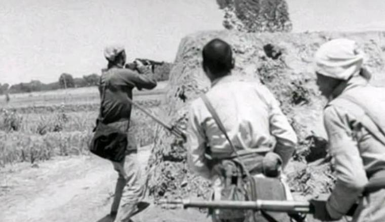 1943年，十几个汉奸押了一个八路军，打算送给鬼子，路上，一个农民把汉奸头子拍下