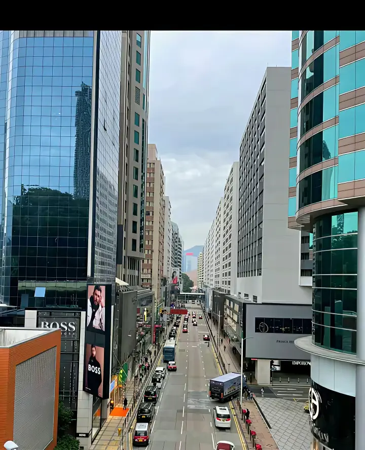 中国香港的街道和内地区别很大，路比较窄，还是水泥路，路中间居然是虚线，没有行道树