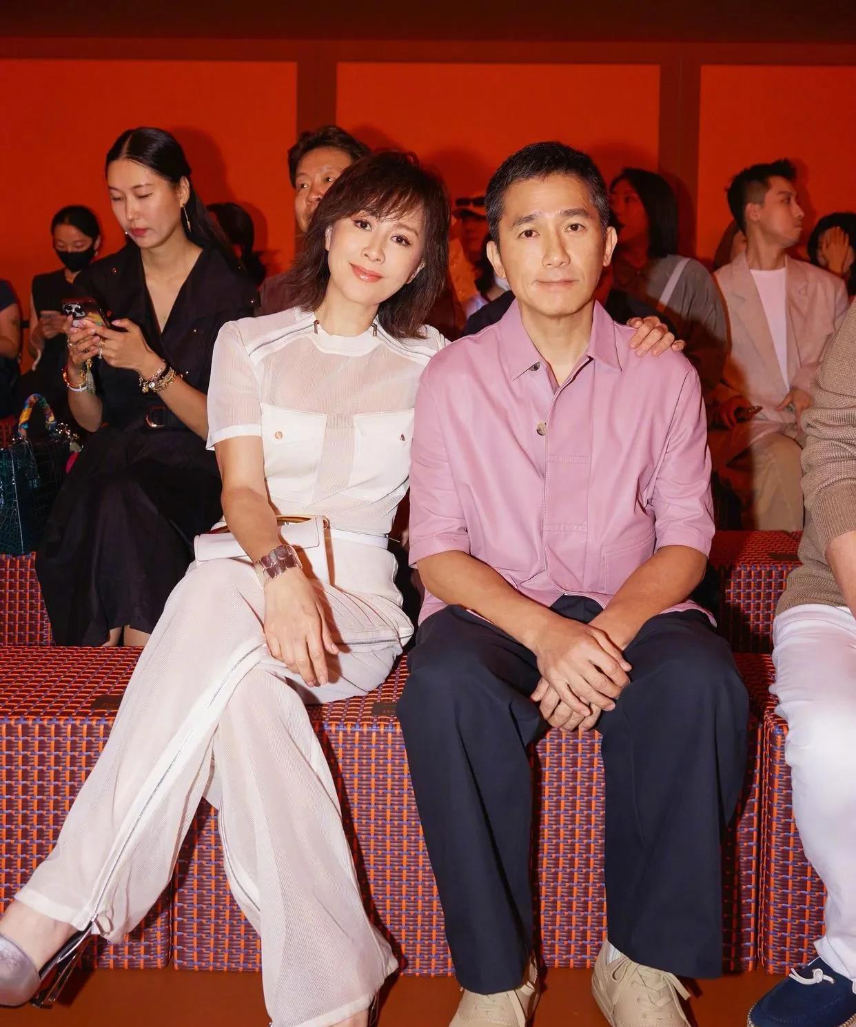 刘嘉玲、梁朝伟现身爱马仕秋冬系列现场，感受时尚与品牌魅力。
此次活动是爱马仕邀请