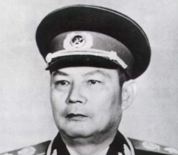 1980年，83岁的叶剑英元帅返回了老家广东梅县。在他祭祖扫墓时，发现母亲的坟茔