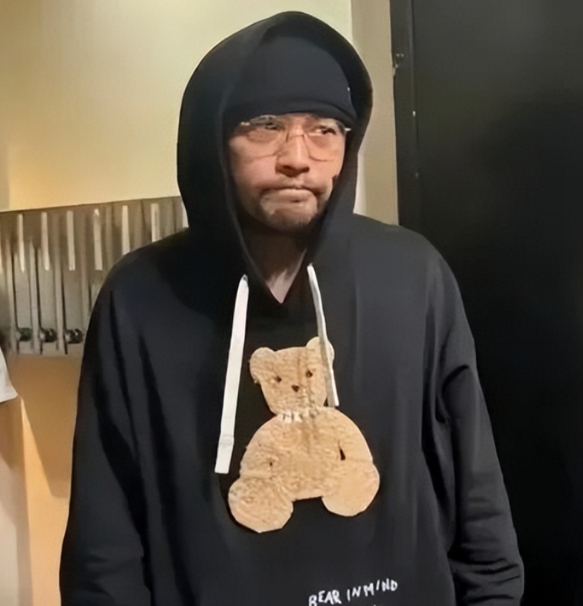 谁能想到，舞台上光芒万丈的周杰伦，竟被强直性脊柱炎折磨成这样？

自二十多岁确诊