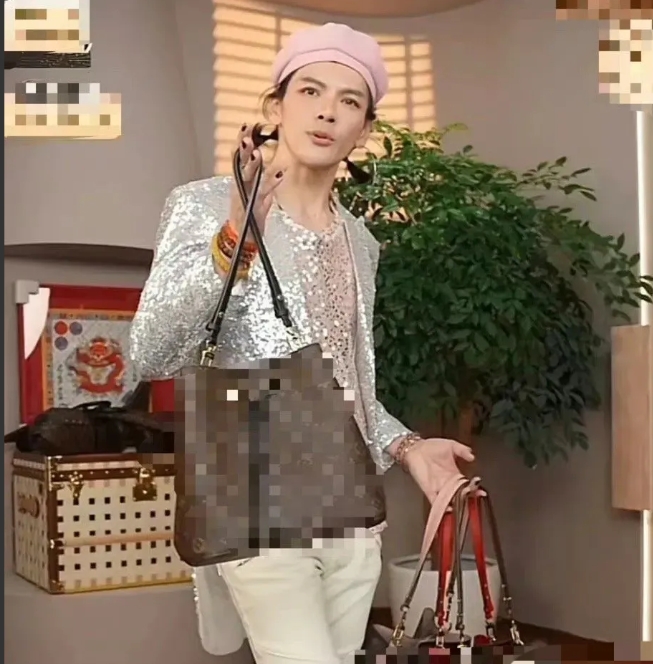 向佐这也太拼了吧，

我觉得那些主播已经够夸张了，

和向佐一比，

差太远了。