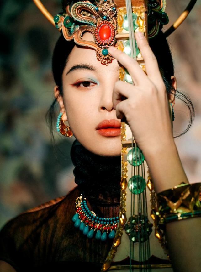 #辛芷蕾 #当敦煌的壁画有了生命，飞天的乐声穿透时空。我执起古老的乐器，在斑驳的